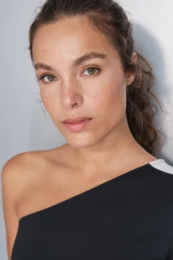 Dash and Stars Camiseta escote asim&eacute;trico bicolor^Mujer Deporte