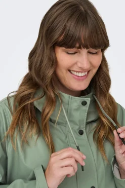 Only Carmakoma Chubasquero con capucha talla grande^Mujer Chaquetas