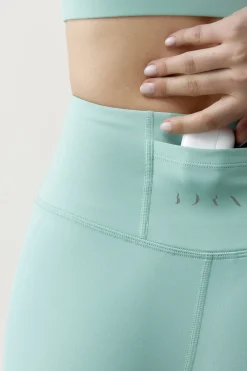 Born Living Yoga Pantal&oacute;n corto deportivo Deo claro^Mujer Deporte