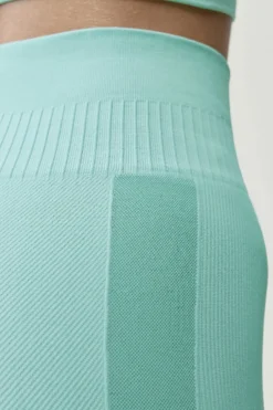 Born Living Yoga Pantalones cortos deportivos Eris claro^Mujer Deporte